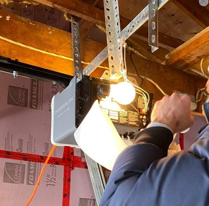 Create alt text for an image to optimize the SEO of the website,Parkland FL Garage Door Repair Services keyword: