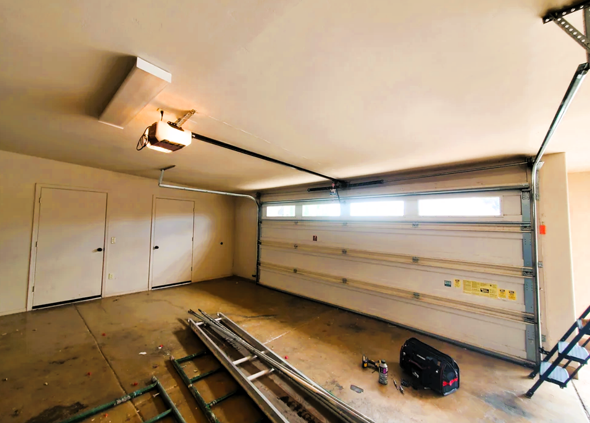 Create alt text for an image to optimize the SEO of the website, Parkland FL Garage Door Repair Services keyword: